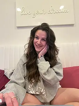 Snapshot of heyitsmadig chatting on 04/06/26, 01:56 heyitsmadig online show from 04/06/26, 01:56