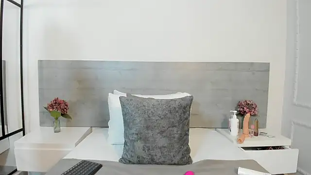 sunnyWhitee online show from 10/11/25, 07:12