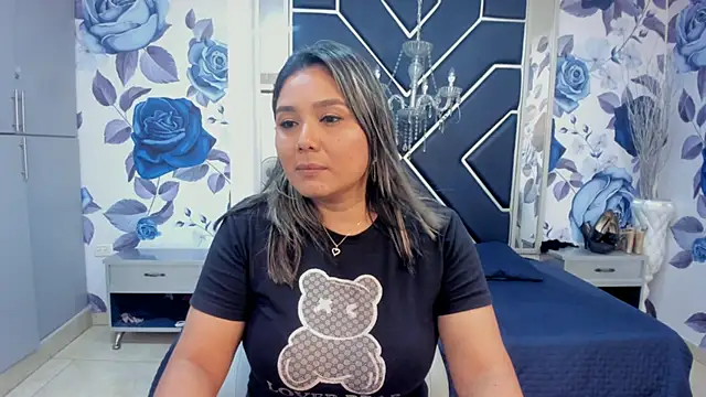 Snapshot of LatinaHoleQueen chatting on 10/25/25, 02:56 LatinaHoleQueen online show from 10/25/25, 02:56