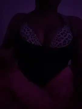 th33h0neyb33 online show from 12/14/25, 06:30