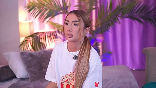 Snapshot of ZennySings chatting on 12/19/25, 12:34 ZennySings online show from 12/19/25, 12:34