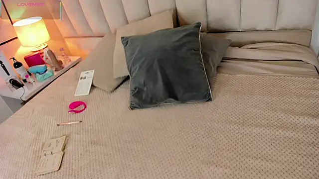 Clhoe Johnson online show from 10/30/25, 12:28