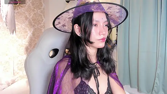 LilyThea online show from 10/31/25, 09:16