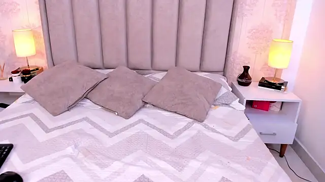 ShaynaHosk online show from 06/11/26, 06:17