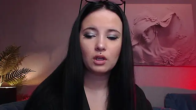 Snapshot of MikaSnake chatting on 09/16/25, 08:43 MikaSnake online show from 09/16/25, 08:43