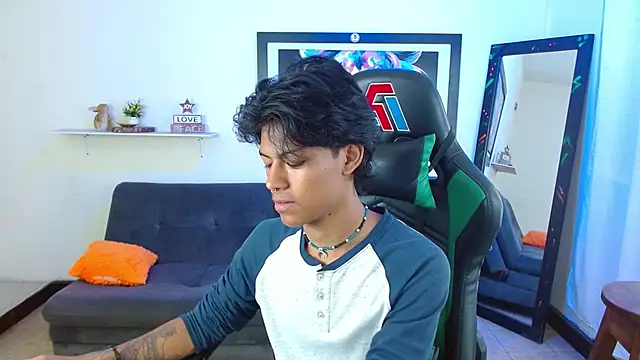 Snapshot of dreyk20 chatting on 11/19/25, 02:06 dreyk20 online show from 11/19/25, 02:06