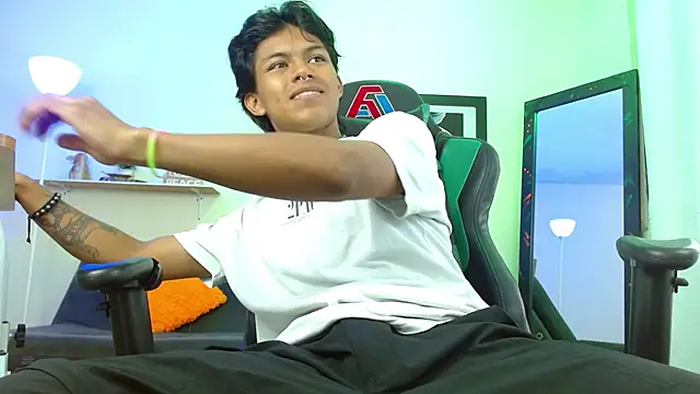 Snapshot of dreyk20 chatting on 11/25/25, 01:55 dreyk20 online show from 11/25/25, 01:55