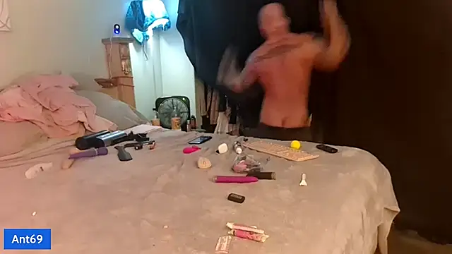 Snapshot of AntMeich6969 chatting on 10/18/25, 03:02 AntMeich6969 online show from 10/18/25, 03:02