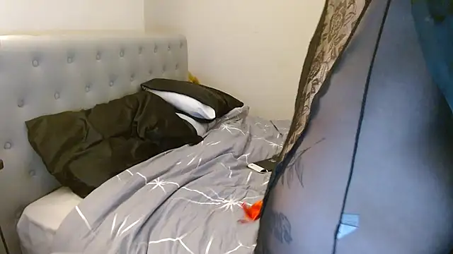 Snapshot of EmiWinters23 chatting on 11/08/25, 09:35 EmiWinters23 online show from 11/08/25, 09:35