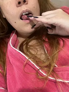 Snapshot of Lazinha18 chatting on 10/14/25, 02:12 Lazinha18 online show from 10/14/25, 02:12