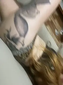 Snapshot of Lazinha18 chatting on 10/18/25, 12:13 Lazinha18 online show from 10/18/25, 12:13