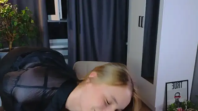 Snapshot of lisa_schiele chatting on 10/05/25, 08:29 lisa schiele online show from 10/05/25, 08:29