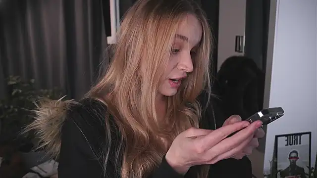 Snapshot of lisa_schiele chatting on 10/27/25, 08:13 lisa schiele online show from 10/27/25, 08:13