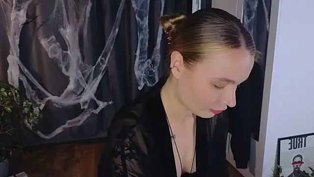 Snapshot of lisa_schiele chatting on 10/30/25, 08:42 lisa schiele online show from 10/30/25, 08:42