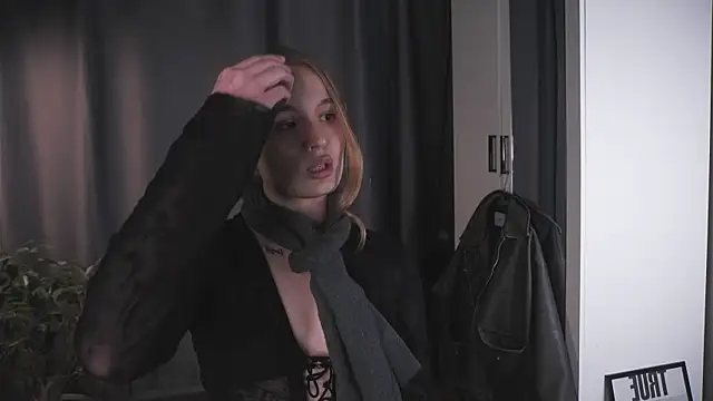 Snapshot of lisa_schiele chatting on 11/16/25, 08:36 lisa schiele online show from 11/16/25, 08:36