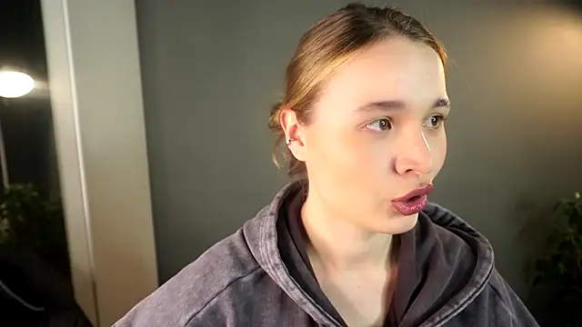 Snapshot of lisa_schiele chatting on 12/04/25, 09:01 lisa schiele online show from 12/04/25, 09:01