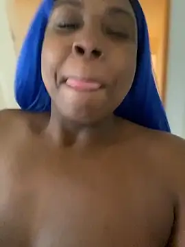 Snapshot of BlueMoney100 chatting on 10/26/25, 01:17 BlueMoney100 online show from 10/26/25, 01:17