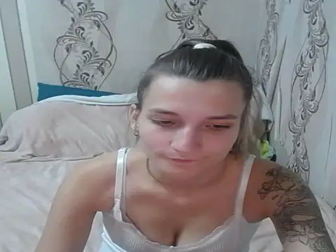 Snapshot of AlissaClark chatting on 10/10/25, 07:13 AlissaClark online show from 10/10/25, 07:13