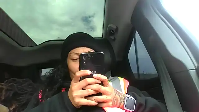 Snapshot of Flossee chatting on 11/12/25, 07:57 Flossee online show from 11/12/25, 07:57