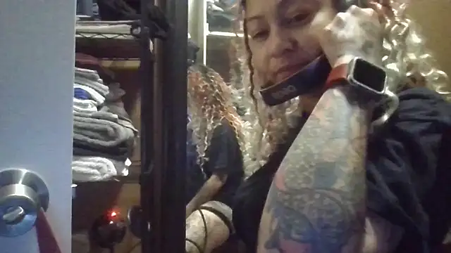 Snapshot of Flossee chatting on 01/08/26, 11:40 Flossee online show from 01/08/26, 11:40