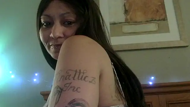 Snapshot of Flossee chatting on 03/04/26, 01:22 Flossee online show from 03/04/26, 01:22