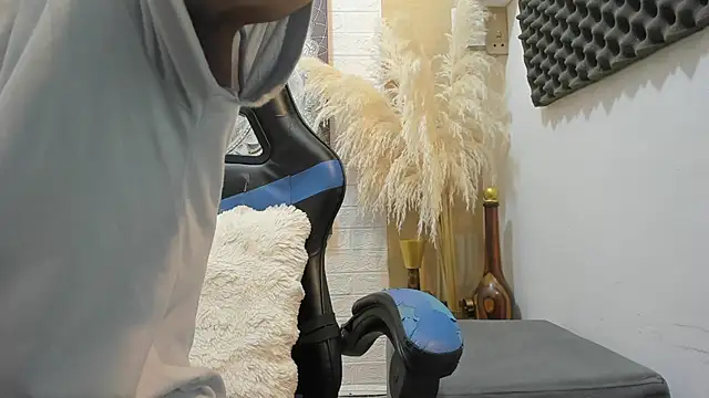 Snapshot of nextboywell1 chatting on 02/13/26, 07:32 nextboywell1 online show from 02/13/26, 07:32