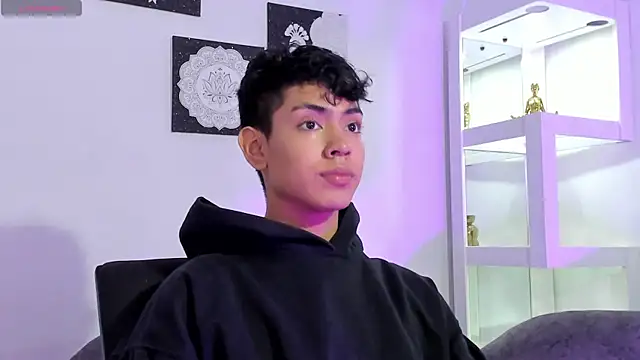 LoganTwink18 online show from 09/09/25, 12:48