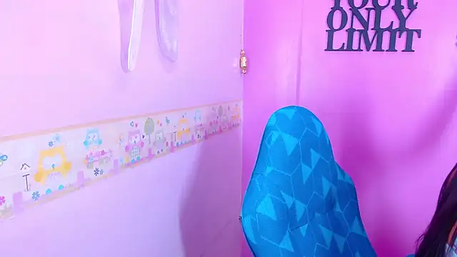 Snapshot of EMMA_ROGGER chatting on 09/10/25, 06:30 EMMA ROGGER online show from 09/10/25, 06:30