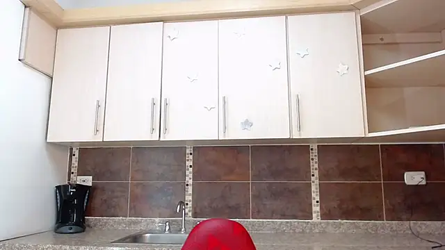 Snapshot of EMMA_ROGGER chatting on 10/15/25, 05:13 EMMA ROGGER online show from 10/15/25, 05:13