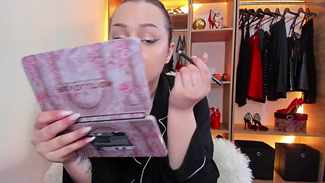 Snapshot of XynthiaHS chatting on 11/15/25, 08:44 XynthiaHS online show from 11/15/25, 08:44