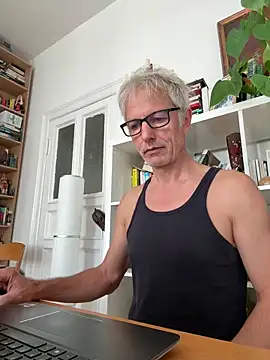 Snapshot of SexyLeon8 chatting on 09/15/25, 09:20 SexyLeon8 online show from 09/15/25, 09:20