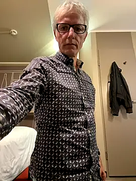 Snapshot of SexyLeon8 chatting on 09/17/25, 04:41 SexyLeon8 online show from 09/17/25, 04:41