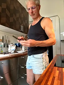 Snapshot of SexyLeon8 chatting on 09/21/25, 09:00 SexyLeon8 online show from 09/21/25, 09:00