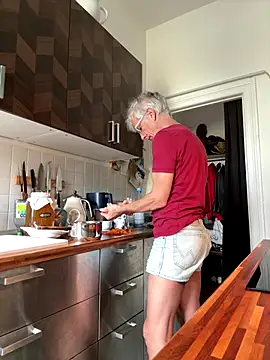 Snapshot of SexyLeon8 chatting on 09/22/25, 12:18 SexyLeon8 online show from 09/22/25, 12:18