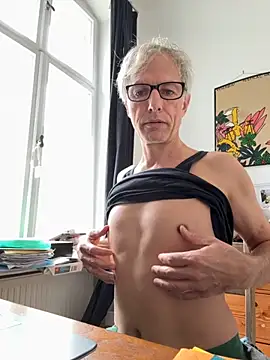 Snapshot of SexyLeon8 chatting on 10/17/25, 09:12 SexyLeon8 online show from 10/17/25, 09:12