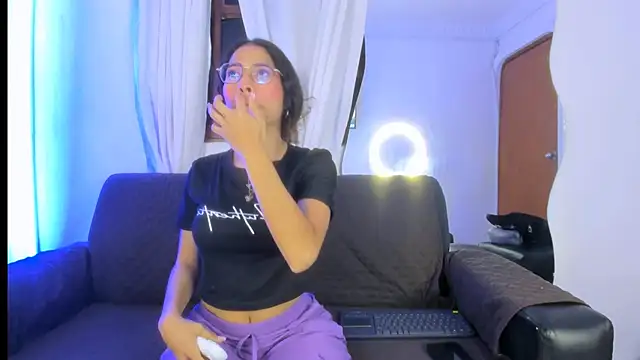 Snapshot of Akira_Hime chatting on 10/19/25, 02:45 Akira Hime online show from 10/19/25, 02:45