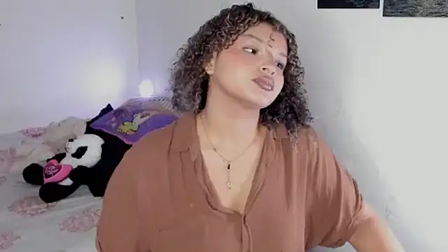 Snapshot of chloe_kisses chatting on 03/31/26, 12:05 chloe kisses online show from 03/31/26, 12:05