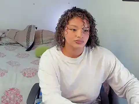 Snapshot of chloe_kisses chatting on 04/02/26, 12:03 chloe kisses online show from 04/02/26, 12:03