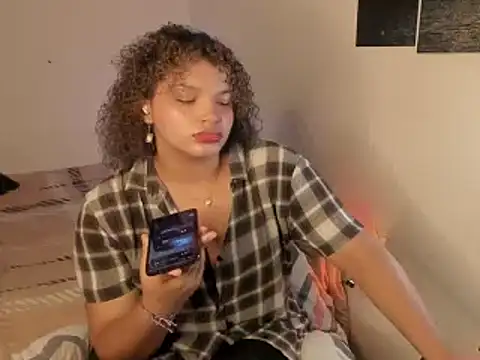 Snapshot of chloe_kisses chatting on 04/14/26, 11:38 chloe kisses online show from 04/14/26, 11:38