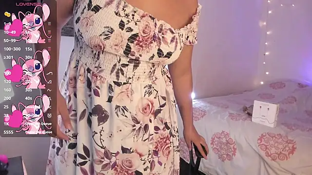 Snapshot of chloe_kisses chatting on 05/28/26, 11:40 chloe kisses online show from 05/28/26, 11:40