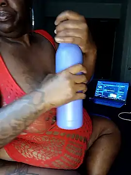 Snapshot of Thickkemzz41 chatting on 11/05/25, 12:32 Thickkemzz41 online show from 11/05/25, 12:32