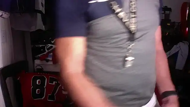 Snapshot of DILFJockDad87 chatting on 12/21/25, 12:18 DILFJockDad87 online show from 12/21/25, 12:18