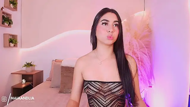 Snapshot of maia_lia_ chatting on 09/19/25, 10:10 maia lia  online show from 09/19/25, 10:10