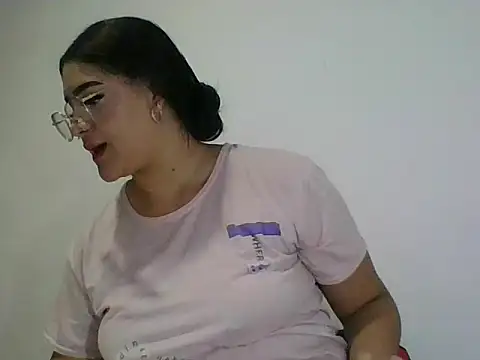 Snapshot of Marianacg_21 chatting on 11/07/25, 01:05 Marianacg 21 online show from 11/07/25, 01:05