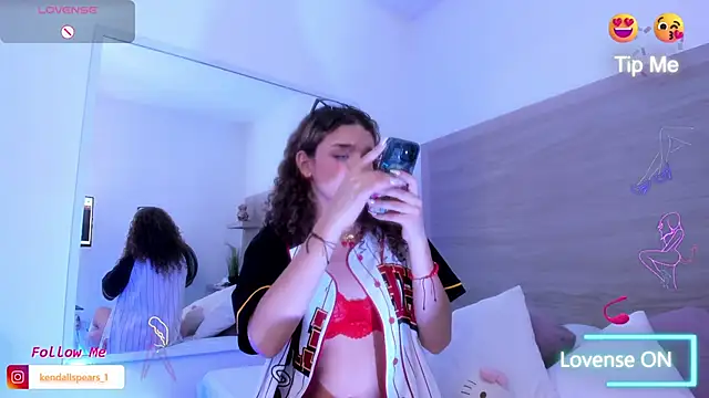 Snapshot of Kylie_Cross chatting on 09/10/25, 06:46 Kylie Cross online show from 09/10/25, 06:46