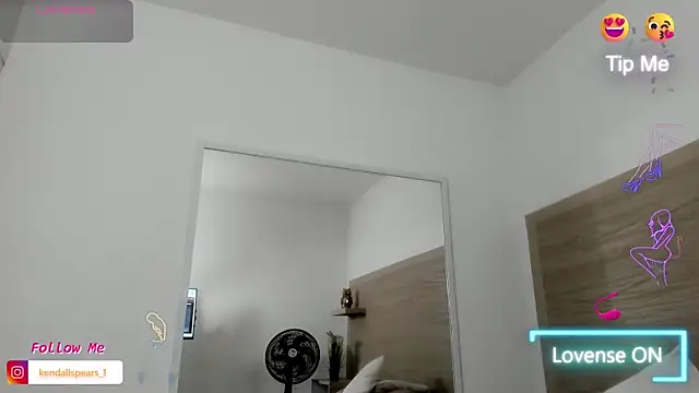 Snapshot of Kylie_Cross chatting on 09/19/25, 04:03 Kylie Cross online show from 09/19/25, 04:03