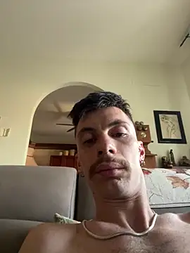 Snapshot of Lucamilano1991 chatting on 04/18/26, 04:33 Lucamilano1991 online show from 04/18/26, 04:33