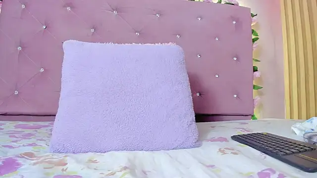 violet taylor  online show from 06/11/26, 02:22