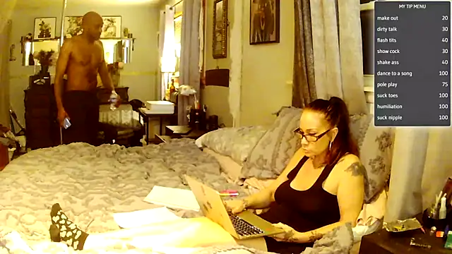 Snapshot of sexyred77713 chatting on 03/16/26, 01:33 sexyred77713 online show from 03/16/26, 01:33