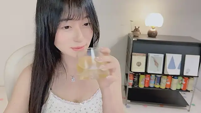 Snapshot of Onechestnut chatting on 05/18/26, 05:08 Onechestnut online show from 05/18/26, 05:08
